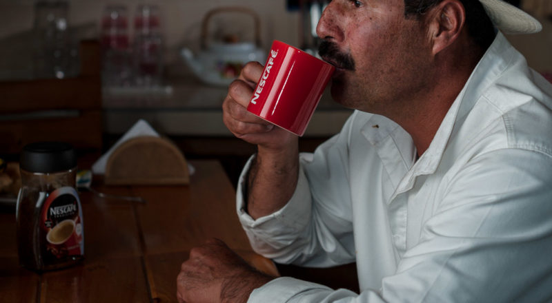 Para Nescafé, mostrando el presente de las tradiciones en Antioquia. Iluminación por Marcos Tobón y dirección de Arte por Catalina Sierra. Fotografía por Federico Ruiz, a través de Macondo Films.