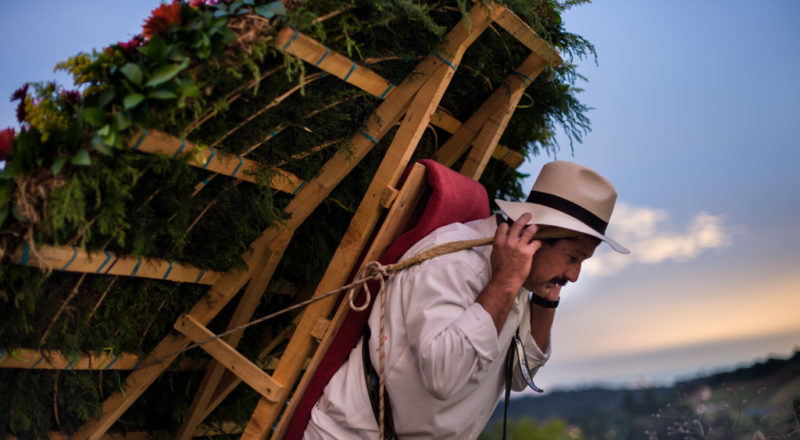 Para Nescafé, mostrando el presente de las tradiciones en Antioquia. Iluminación por Marcos Tobón y dirección de Arte por Catalina Sierra. Fotografía por Federico Ruiz, a través de Macondo Films.